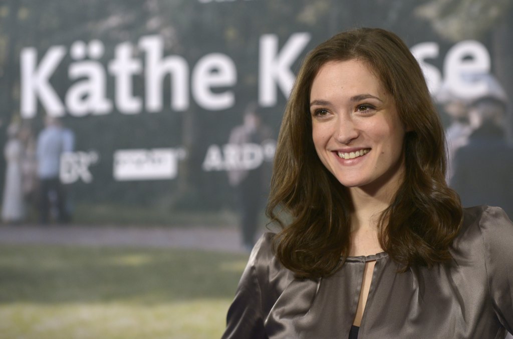 Фридерикe Бехт
Безкрайно талантлива и неописуемо чаровна - това е впечатлението, което Фредерика Бехт оставя с играта си, както в киното и телевизията, така и на сцената. В кариерата си тя вече има две награди - от Театралните награди на Бохум и Наградата "Улрих Вилдгрубер". Иначе можем да я видим във филми като "Лабиринт от лъжи", "Четецът", "Хана Аренд" и в сериалите "Парфюмът" и "Под едно небе".