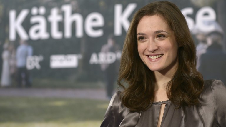 Фридерикe Бехт
Безкрайно талантлива и неописуемо чаровна - това е впечатлението, което Фредерика Бехт оставя с играта си, както в киното и телевизията, така и на сцената. В кариерата си тя вече има две награди - от Театралните награди на Бохум и Наградата "Улрих Вилдгрубер". Иначе можем да я видим във филми като "Лабиринт от лъжи", "Четецът", "Хана Аренд" и в сериалите "Парфюмът" и "Под едно небе".