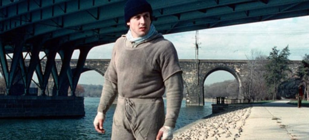 “Роки” (1976 г.)
Оценка в Imdb: 8,1 от 10 звезди
Къде да гледате: в Max
Написаната от Силвестър Сталоун спортна драма проследява младия боксьор Роки Балбоа. Той е от Филаделфия и изкарва прехраната си с мачове по малките зали и събиране на дългове. Животът му се преобръща, когато неочаквано получава шанс да се изправи срещу световния шампион в тежка категория – Аполо Крийд.
Без да има опит на професионалния ринг, но притежаващ желязна воля, Роки започва изтощителни тренировки, за да докаже, че не е поредният аутсайдер, а може да е истински боксьор.
Филмът печели три Оскара - за най-добър монтаж, режисура и филм.
