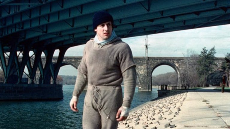“Роки” (1976 г.)
Оценка в Imdb: 8,1 от 10 звезди
Къде да гледате: в Max
Написаната от Силвестър Сталоун спортна драма проследява младия боксьор Роки Балбоа. Той е от Филаделфия и изкарва прехраната си с мачове по малките зали и събиране на дългове. Животът му се преобръща, когато неочаквано получава шанс да се изправи срещу световния шампион в тежка категория – Аполо Крийд. 
Без да има опит на професионалния ринг, но притежаващ желязна воля, Роки започва изтощителни тренировки, за да докаже, че не е поредният аутсайдер, а може да е истински боксьор. 
Филмът печели три Оскара - за най-добър монтаж, режисура и филм.