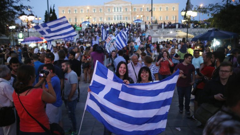 Гърците, гласували с "НЕ" на референдума се събират в центъра на Атина, за да отпразнуват изборния резултат