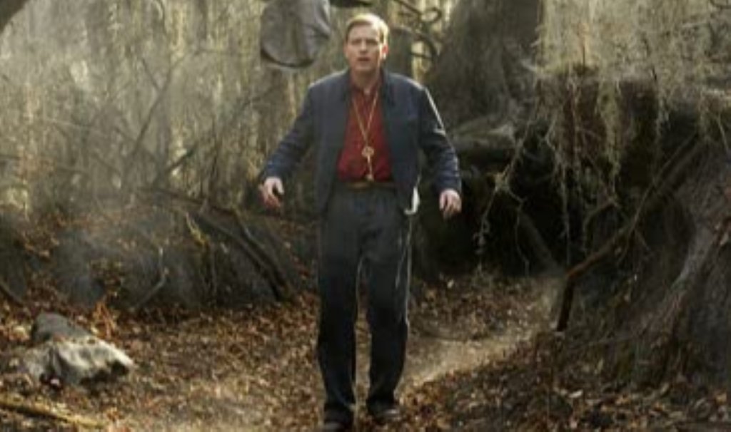 “Голямата риба”
Драмата на Тим Бъртън е пусната на голям екран на 10 декември 2003 г. и достига приходи от над 122 милиона долара. Филмът разказва младеж, който се опитва да опознае умиращия си баща, като сглобява спомените си, подобно на парчета от пъзел. 
Вдъхновен от легендите на фолклора, главният герой Уилям (Били Кръдъп) си представя как баща му пътува през Южните щати и преживява фантастични приключения.