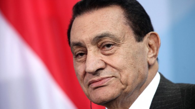 След 30 години абсолютна власт, президентът на Египет Хосни Мубарак напусна Кайро със семейството си