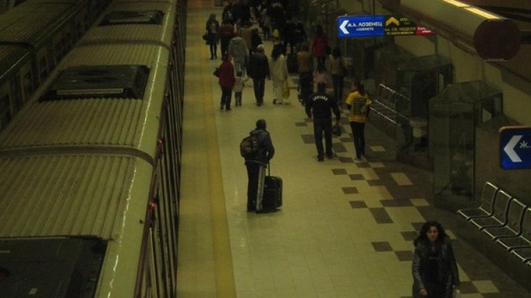 Снимка от акцията "Толерантни в метрото". Автор: Дискусионен, Интерактивен Клуб за Смели, Умни и Можещи - ДИКСУМ