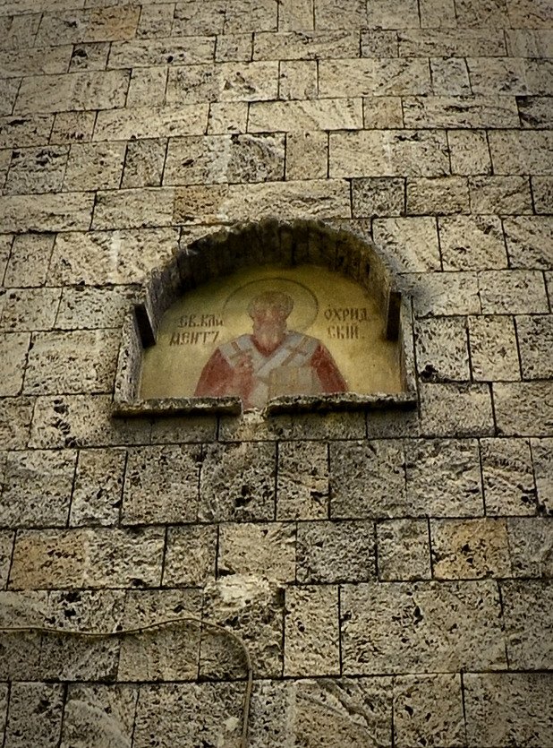 Над входа, в западната част на храма, е поставено изображение на неговия патрон - Свети Климент Охридски