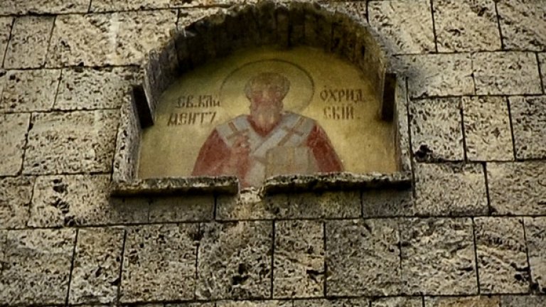 Над входа, в западната част на храма, е поставено изображение на неговия патрон - Свети Климент Охридски