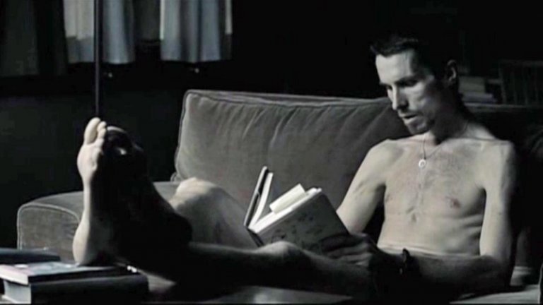 The Machinist / "Механикът"
Или какво може да причини на човек безсънието. Това е филмът, който подпечата славата на Крисчън Бейл като хамелеон, способен да влезе в кожата на всякакви герои. В този случай неговият персонаж страда от инсомния, която изпива всичките му жизнени сили, превръщайки го в гонен от параноя и конспиративни теории жив скелет. Всичко това носи със себе си адски много мрак и емоционално напрежение, които ще те накарат хем да оцениш филма по достойнство, хем да не искаш да го гледаш втори път.