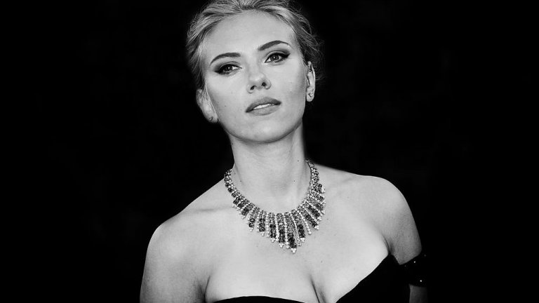 Скарлет Йохансон
Изненадата тук е не, че актрисата пее, а по-скоро какво изпълнява. Първият й албум съдържа кавъри на неповторимия Том Уейтс. Записва го заедно с Пит Йорни и го наричат Anywhere I Lay My Head (2009 г.). След това издава и Break Up, вдъхновен от музиката на Бриджит Бардо и Серж Генсбург. Тя изпълнява и музика за филми, като сред най-популярните й парчета е Trust in me от "Книга за джунглата".