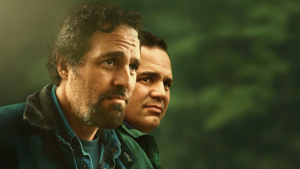 Кои сериали да гледате през май? Защо не опитате с новите шоута, които тепърва дебютират на екран. Може сред тях да откриете и новия си фаворит:
"Дотолкова съм сигурен" (I Know This Much Is True)
Гледаме в: HBO Go
Премиера: 11 май
Марк Ръфало ("Отмъстителите", "Спотлайт") влиза в ролята на двама братя близнаци - Доминик и Томас Бърдзи. Епичната драма от шест части проследява паралелно различни етапи от техният живот - от настоящето към миналото чрез спомните на Доминик.
Минисериалът е базиран на романа със същото име на Уоли Лам. Ръфало, въпреки че е познат на масовата аудитория като Брус Банър/Хълк в комиксови филми, е солиден актьор, който се изправя пред интересно предизвикателство. Доста харесахме последния път, в който видяхме един актьор да играе близнаци (Юън Макгрегър в третия сезон на "Фарго"), така че сме любопитни как ще се справи тук.