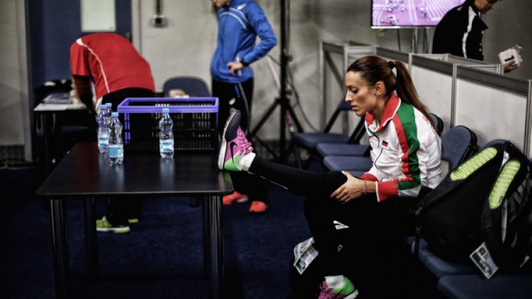 Зад кулисите: Ивет Лалова се готви за спринта си на европейското в Прага, където обаче този път не успя да стигне до медал.