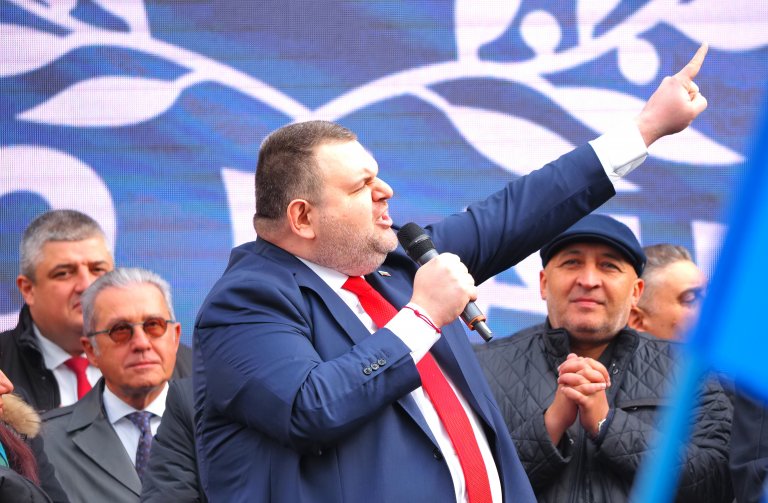 Лидерът на ДПС-Ново начало във вихъра си по време на протеста на формацията пред парламента.
