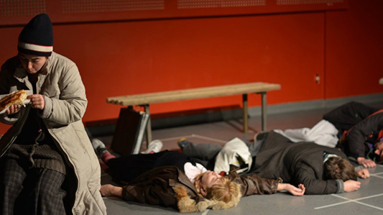 „Преди да попадна на улицата, вярвах в Бог на 50%, когато излязох на улицата ми се случиха чудеса и сега вярвам на 100%", казва един от героите.