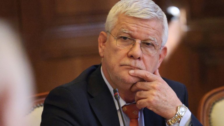 Това са две рокади за по-малко от 24 часа и то само седмица след встъпването на служебния кабинет