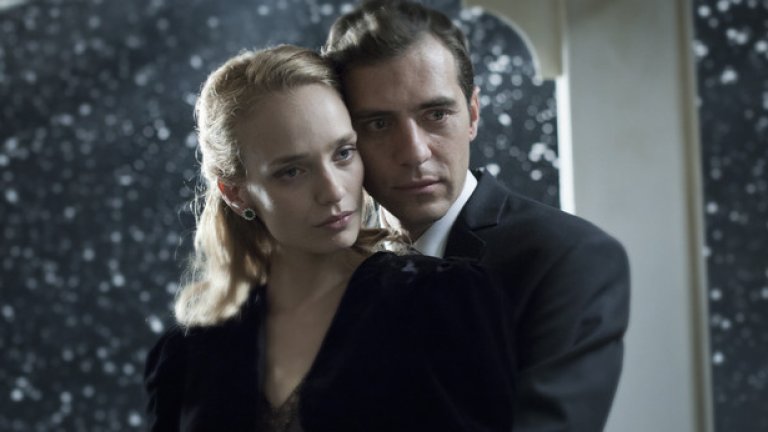 Цветът на хамелеона (2012)
С мрачната си социална утопия „Цветът на хамелеона” засрами всички кинематографии отсам бившата Желязна завеса, пък и оттам, на тема досиета, шпиономания, държавни служби и, както гласи клишето, „ролята на малкия човек”. С режисьорския си дебют Емил Христов (снимал като оператор някои от най-хубавите филми у нас) екранизира романа на Владислав Тодоров „Цинкограф” по неочаквано ярък и дързък начин, спечели фестивална публика на доста места в Европа и Америка и определено днес има място в топ 100 на българското кино.
А кой можеше да предположи, че Руши Видинлиев е актьор от такава класа, ако не беше тази парадоскално абсурдна история за самодейно организирана мрежа на тайните служби? Неговият герой създава напълно въображаем отдел на тайната полиция и успява да вербува група хора, които започват да прекарват времето си в безспирно следене един друг. Тук темата за досиетата не е елементаризирана, а безпрецедентно поставена на друго ниво – целият свят е представен като мнима мрежа от манипулатори, които действат ръководени от... да го наречем безлюбието си.