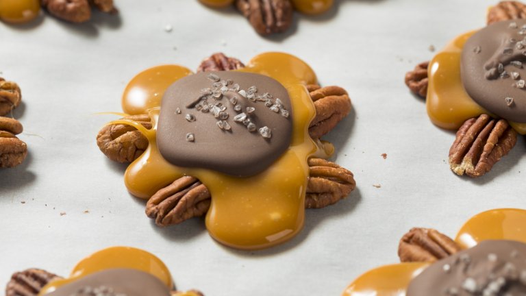 Бонбоните на милионераЛесни и разкошни бонбони, комбиниращи шоколад, карамел и ядки. За карамела в дълбока тенджерка разтопяваме 2 чаши захар със супена лъжица масло и 2 чаши прясно мляко. Бъркаме енергично, докато се получи гладък лъскав карамел. Разпределяме с лъжица върху тава с хартия за печене и веднага нареждаме ядки в карамела.

Докато карамелът стяга, разтопяваме на водна баня два шоколада по избор – млечни или тъмни – с една супена лъжица масло. Ако сместа е много гъста, добавяме и малко вода. Когато шоколадът се разтопи, слагаме по една лъжица върху бонбоните и оставяме да се охладят за една нощ.