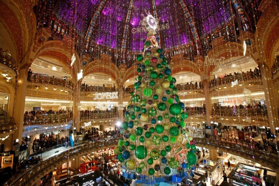 Коледната украса на Galeries Lafayette