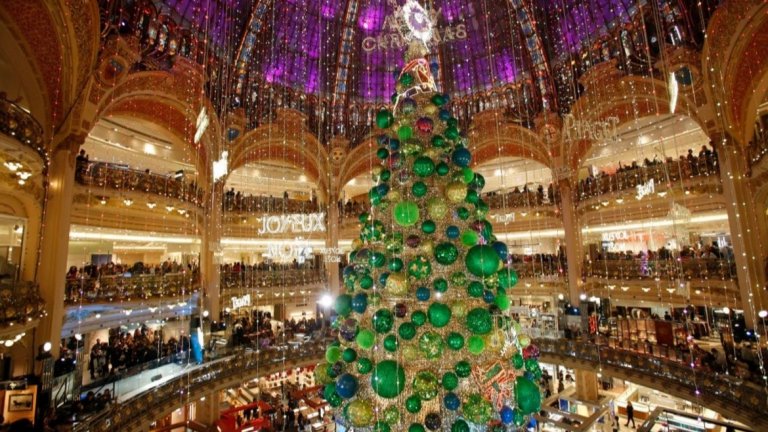 Коледната украса на Galeries Lafayette