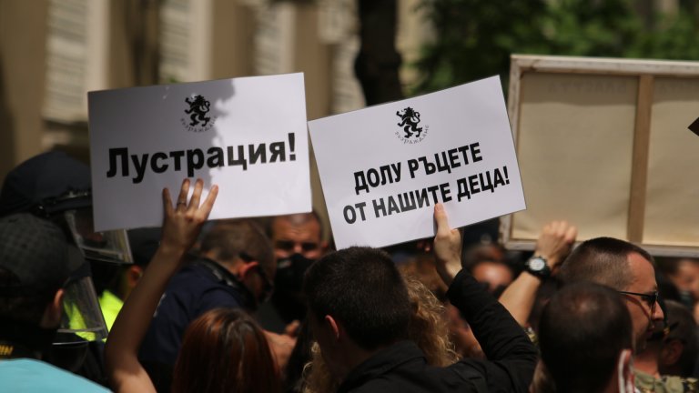 Всички партии се опитват да оползотворят тази криза за себе си, някои просто се справят по-добре от други