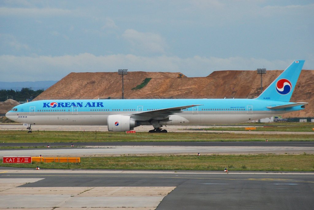 Korean_Air_Boeing_777-300ER;_HL8210@FRA;17.07.2011_610du_(6059097753)