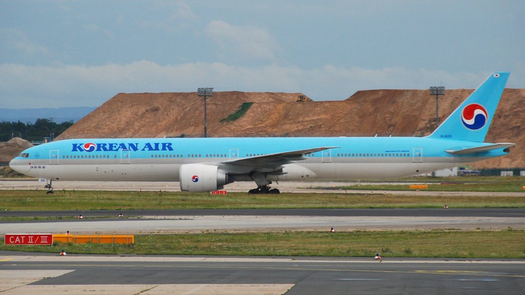 Korean_Air_Boeing_777-300ER;_HL8210@FRA;17.07.2011_610du_(6059097753)