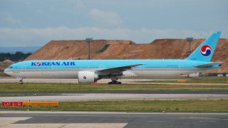 Korean_Air_Boeing_777-300ER;_HL8210@FRA;17.07.2011_610du_(6059097753)