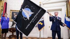 Американският президент представи знамето на Космическите сили на САЩ