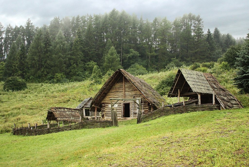 1280px-Celtic_settlement-Open-Air_Archaeological_Museum_Liptovska_Mara_-_Havranok,_Slovakia_1