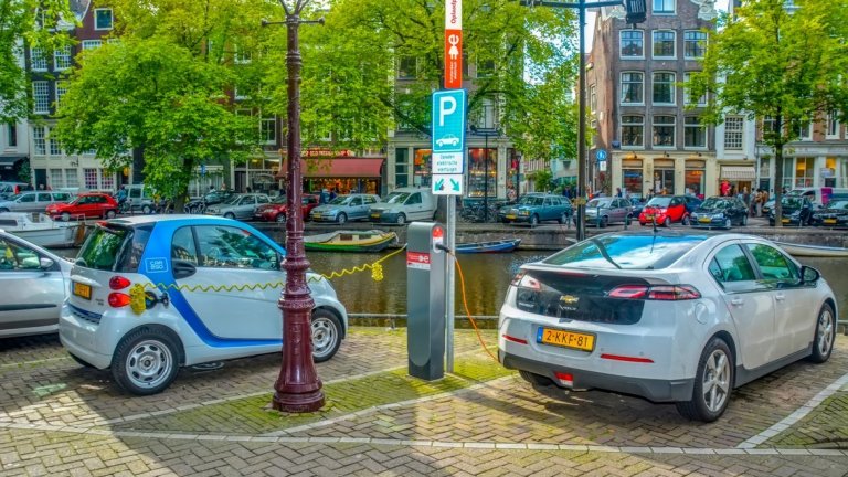 Властите в холандската столица искат да забранят всички превозни средства с бензинови и дизелови двигатели до 2030 г. Това обаче ще изисква голям брой зарядни станции.