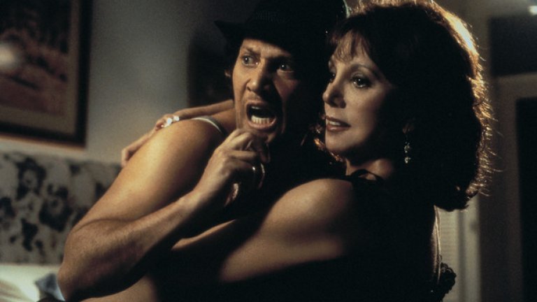 "Дюс Бигалоу - Мъжкото жиголо" (Deuce Bigalow: Male Gigolo, 1999)
Роб Шнайдер играе непринуден сладур, който описва себе си като "мъжка курва". Той има безспорен успех сред жените. И дори да не е толкова секси като Ричърд Гиър в подобна роля, Шнайдер със сигурност е в пъти по-забавен