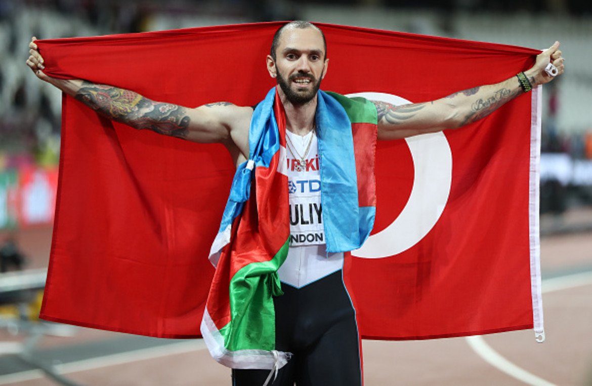 Рамил Гулиев е родом от Азербайджан, но от 2011-а се състезава за Турция. СЛед финала той се окичи и с двете знамена.