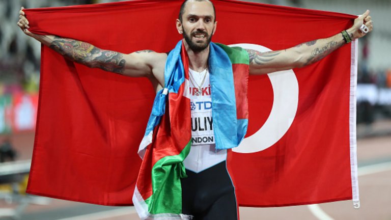Рамил Гулиев е родом от Азербайджан, но от 2011-а се състезава за Турция. СЛед финала той се окичи и с двете знамена.