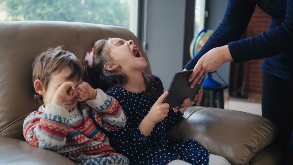 Децата обожават екраните, но мозъците им не са готови за тях