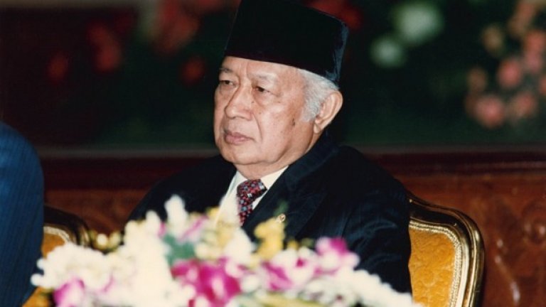 Мухамед Сухарто  
 Мухамед Сухарто е лидер на Индонезия от 1967 г. до 1998 г. Режимът, установен след контрапреврат, се смята за най-корумпирания в историята. Сухарто и фамилията му притежават частни компании, фондации, различни организации, с които перат откраднатите държавни пари.
 Според Transparency International, докато е на власт в продължение на 32 години, президентът е присвоил между 15 и 35 милиарда долара. Той почина от усложнения след инфаркт през 2008-ма година, на 86-годишна възраст.
 Две години по-късно Върховният съд на Индонезия обяви, че от една от благотворителни организации, свързани с фамилията, са върнати 307 милиона долара. Делата срещу него са се проваляли, защото здравословното му състояние не позволявало да бъде съден.
 Освен крупните схеми за източване на държавната хазна, Сухарто извършва брутално потушаване на комунистическата и сепаратистката съпротива в Индонезия, което според някои оценки коства над един милион човешки живота. Диктатурата му е тясно свързана с армията, така че по време на Студената война разполага с подкрепата на Запада, макар страната да заема официална неутрална позиция.
 През 1998-ма година той подаде оставка заради серия протести, предизвикани от масовото обедняване на населението и икономическите криза в Азия, с което на практика хвърли страната в гражданска война. Той живя последните 10 години от живота си в силно охранявано имение край Джакарта и бе погребан с военни почести в мавзолей.