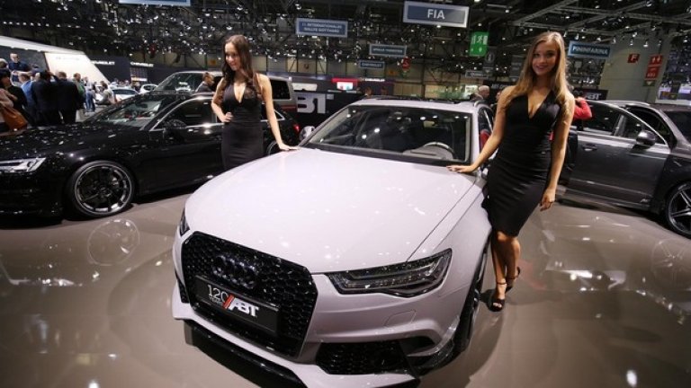 Дали автомобилните изложения не са ретро?
Нови модели, обградени от хубави момичета, а между тях се щурат заети мъже с костюми? Сякаш сме се върнали в XX век? Tesla има някои добри идеи в тази насока, но със сигурност цялата индустрия ще измисли нещо ново в близко бъдеще.