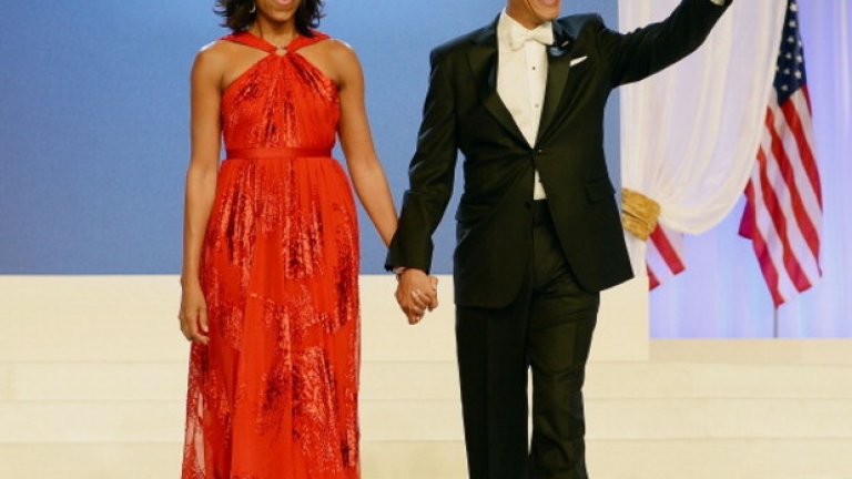 На бала по случай началото на втория президентски мандат на Барак Обама първата дама отново избра дизайнера Джейсън Ву, този път в огнено червено.