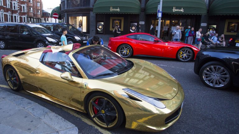 Ferrari 458 със златна боя