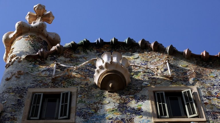 Покривът на Каса Батийо е извит и назъбен, с което отново напомня за влечугоподобните мотиви в творчеството на архитекта. И точно тази ексцентричност привлича туристите към нея.