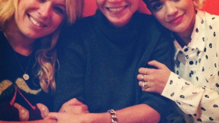 Гуинет Полтроу обядва със свои колежки от шоубизнеса