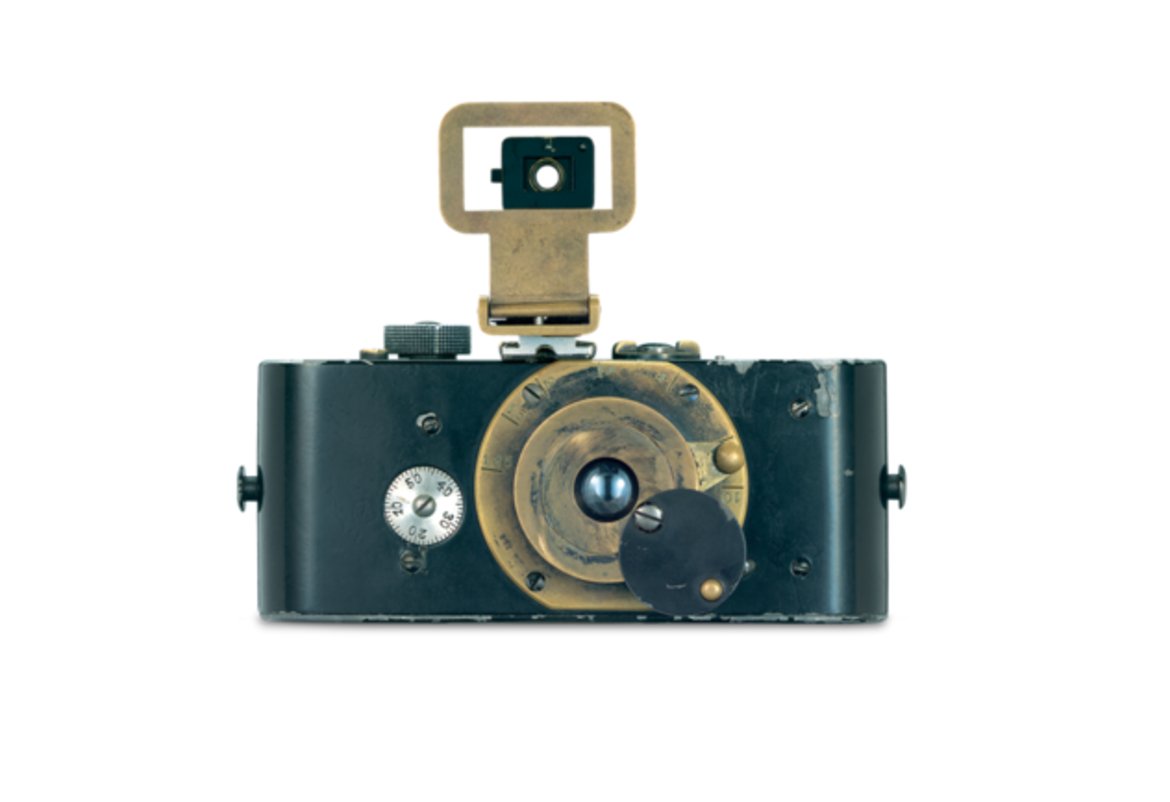 Фотоапаратът Ur-Leica, 1914 г. 
Дизайнер: Оскар Барнак 


Преди появата на Leica, професионалните фотоапарати приличат повече на индустриална апаратура, отколкото на продукт за лично ползване - използват неудобни фотографски плаки, имат нужда от физическа поддръжка с допълнителен триножник. Оскар Барнак променя този модел завинаги. 

Барнак е запален фотограф, който обаче страда от астма и се затруднява изключително много от влаченето на периферните аксесоари за апарата си. Затова той създава компактни касети от 35 мм филм, заимстван от кинематографичните камери, които позволяват множество експозиции. Той е и създателят на взаимозаменяемите лещи на Leica. Фотоапаратът му е техническа иновация, която е лека, преносима и модулна. Това е първата крачка към реалността на съвременната фотожурналистика.