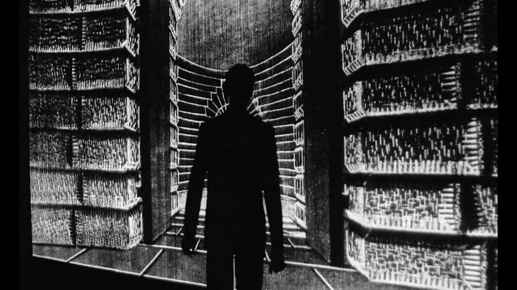 \"Процесът\" (The Trial, 1962)
Антъни Пъркинс влиза в ролята на човек, съден за престъпление, което не е назовано в продължение на целия  филм. Орсън Уелс е пионер в киното не само с \"Гражданинът Кейн\", но и с \"Процесът\". 