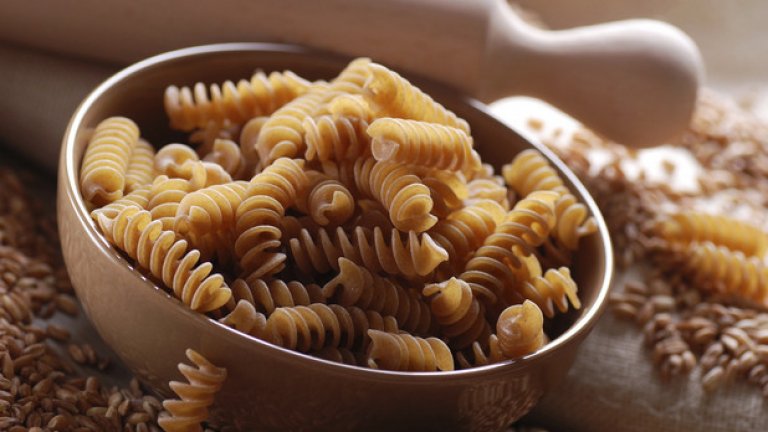 Пълнозърнеста паста
Пастата отдавна е станала най-добрият приятел на джогърите, тъй като тя съдържа лесно усвоими въглехидрати, които да ви помогнат да възстановите отработената енергия. Пълнозърнестата версия на пастата пък задължителна, защото съдържа повече фибри, допълнителни витамини от група В, които са от решаващо значение за енергийния метаболизъм. 
Как да я ядем: Пастата си е направо готово ястие – отлично за заети хора – нагвърляте отговер зеленчуци, месо, морски дарове, сирена и сте готови.