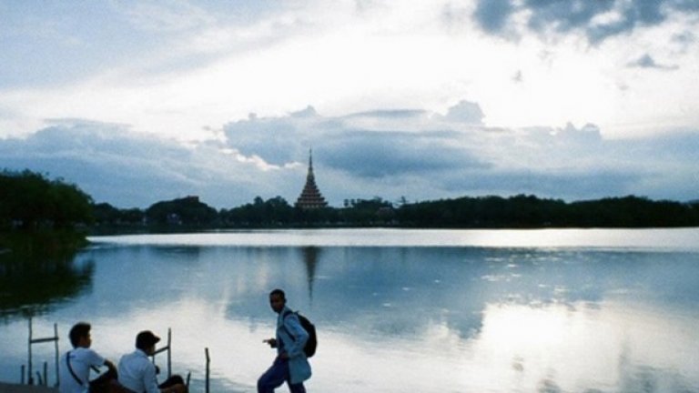 "Любов в Хон Хаен"/Love in Khon Kaen
Апичатонг Верасуетакул спечели "Златната палма" през 2010 с "Чичо Бунми". Френската критика не можеше да го понася, но би било невероятно невъзпитано Кан да не му предложи място в програмата, ако той прояви интерес. Новият филм на тайландския режисьор "Любов в Хон Хаен" разказва историята на самотна домакиня, която се грижи за войник, страдащ от сънна болест. Анонсът обещава "халюцинации, сънища, фантоми и преследвания с коли"