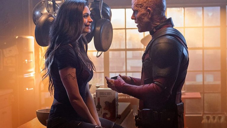 Жената до Deadpool
Най-голямата роля на Бакарин на големия екран също е в продукция, свързана с комиксите. Става дума за двата филма за Deadpool. Там тя играе Ванеса - ослепителната любима на главния герой (Райън Рейнолдс), която заради него често се забърква в неприятности. Ролята е от онези, за които актьорите подписват договор за няколко филма, но Бакарин е споделяла, че харесва Deadpool и Ванеса, което за нея е най-добрият вариант, когато се ангажираш с франчайз. А това, че се е познавала с Рейнолдс преди снимките е направило всичките секс сцени (а те не са малко) доста по-лесни и по-малко неловки.