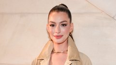 Нито през своите 20, нито през 30-те години Хатауей успява да се почувства уверена