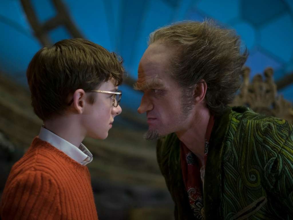 2. “Lemony Snicket\'s A Series of Unfortunate Events” 

Базиран на бестселъра на Даниел Хендлър, В сериала виждаме граф Олаф (Нийл Патрик Харис), който ненадейно се оказва покровител на 3 малки деца, когато родителите им загиват в пожар. 