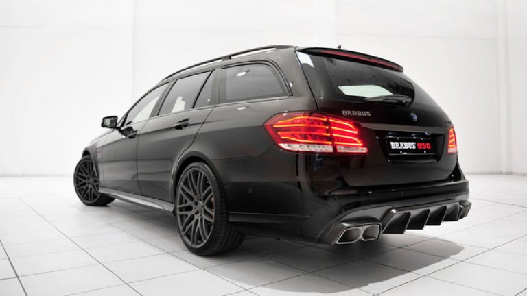 Това комби има нужда от специални гуми, за да достигне максималните 350 км/ч, а ускорението от 0 до 100 км/ч отнема 3,1 секунди.