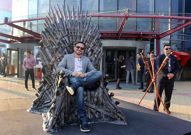 Звезди от българското кино и театър, политици и журналисти минаха по червения килим и се снимаха с трона от най-харесваната продукция на HBO на всички времена
