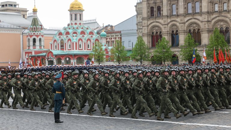 Скромен и скучен: Парадът за Деня на победата в снимки