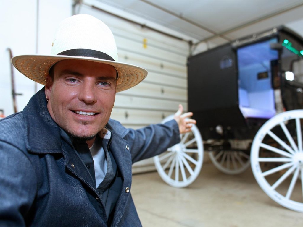 \"VANILLA ICE GOES AMISH\" 
Заглавието си го казва: рапарът Vanilla Ice се присъединява към общество на амиши. Ледена, ледена веселба, бейби! 