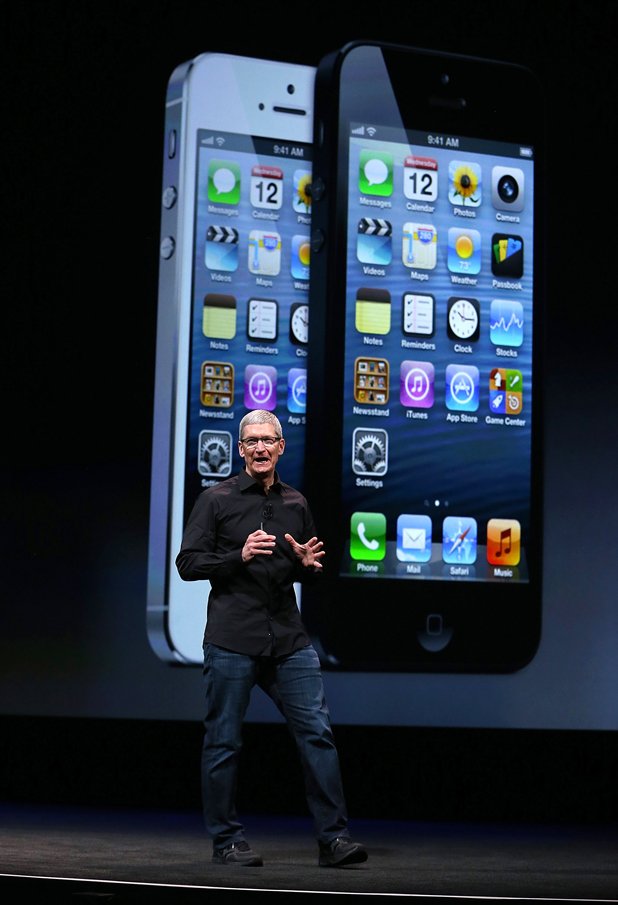 16. iPhone 5

Първият телефон на Apple, който счупи стандарта на iPhone за размер на дисплея от 3,5 на 4 инча, излезе на пазара през 2012 г. Производството му продължи само 12 месеца, а по света бяха продадени над 70 млн. бройки от iPhone 5. 